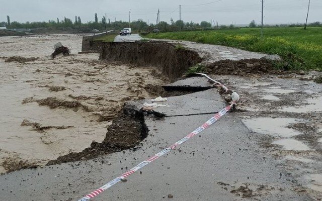 Sel suları Ağsuda yolu dağıtdı