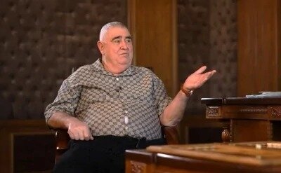 İsfəndiyar Axundov çobandırsa, Bakıda binaları necə tikib?