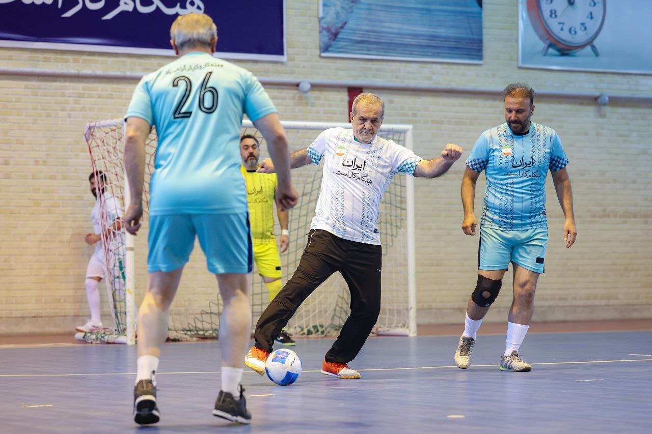 Prezident futbol oynadı - FOTOLAR