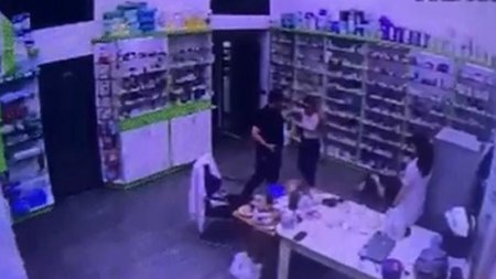 İşçisini döyməklə gündəmə gələn aptek müdiri bu dəfə özü döyüldü - Əməkdaşının əri tərəfindən