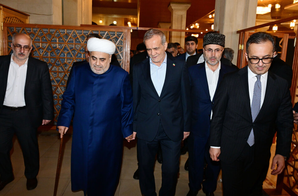 Pezeşkian Bibiheybət məscidini ziyarət edib