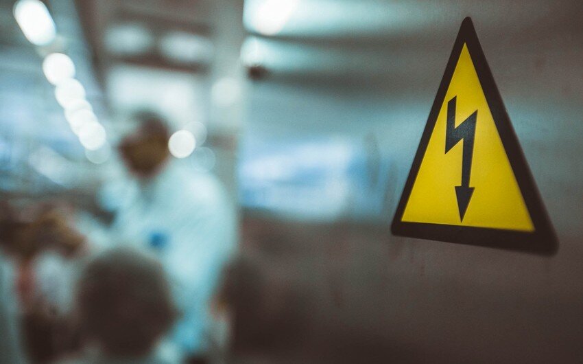 Sumqayıtda yük avtomobili elektrik xəttinə toxunub, sürücü ölüb