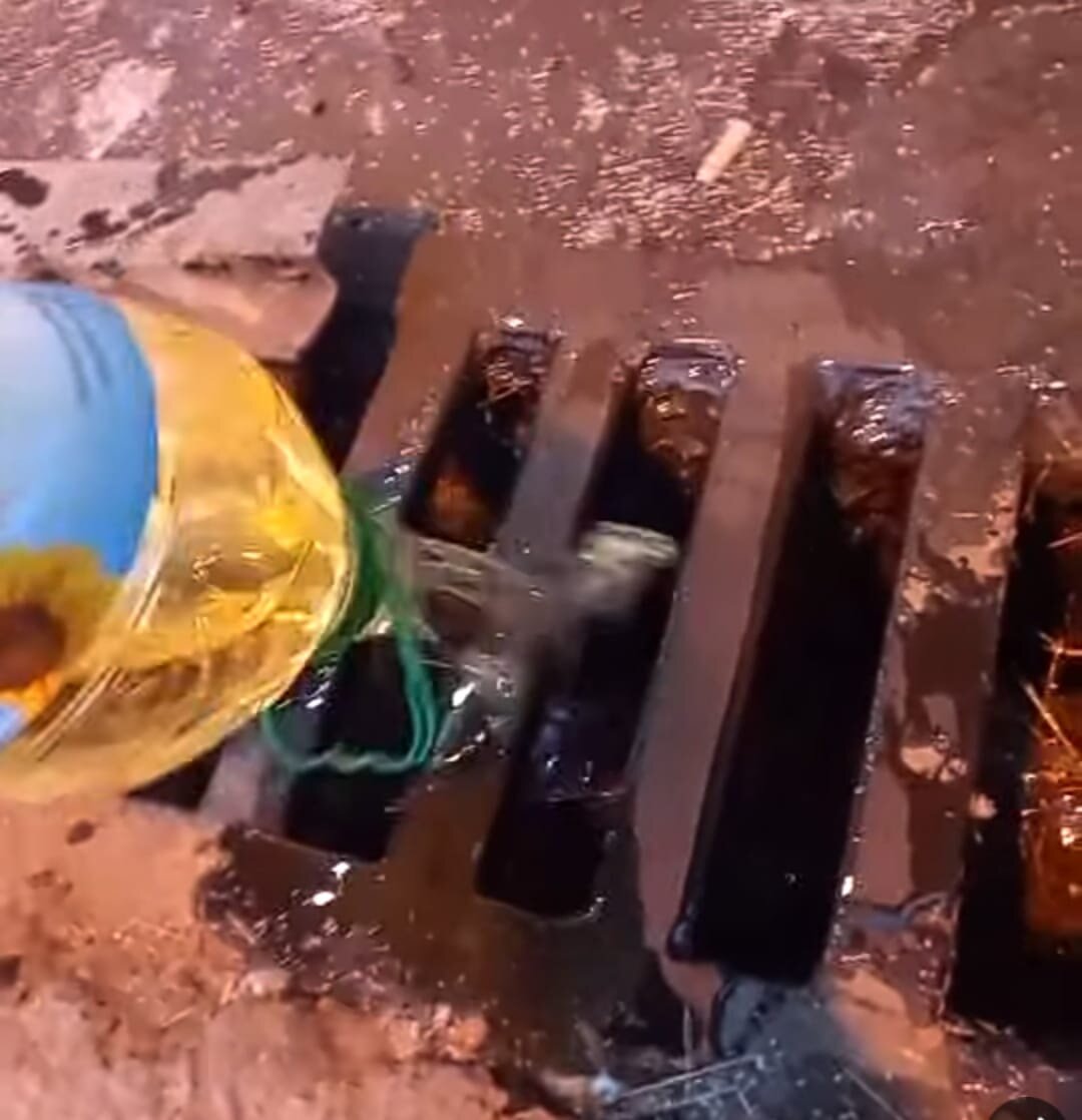 Gömrükdən buraxılmayan məhsullarını etiraz əlaməti olaraq kanalizasiyaya boşaltdı