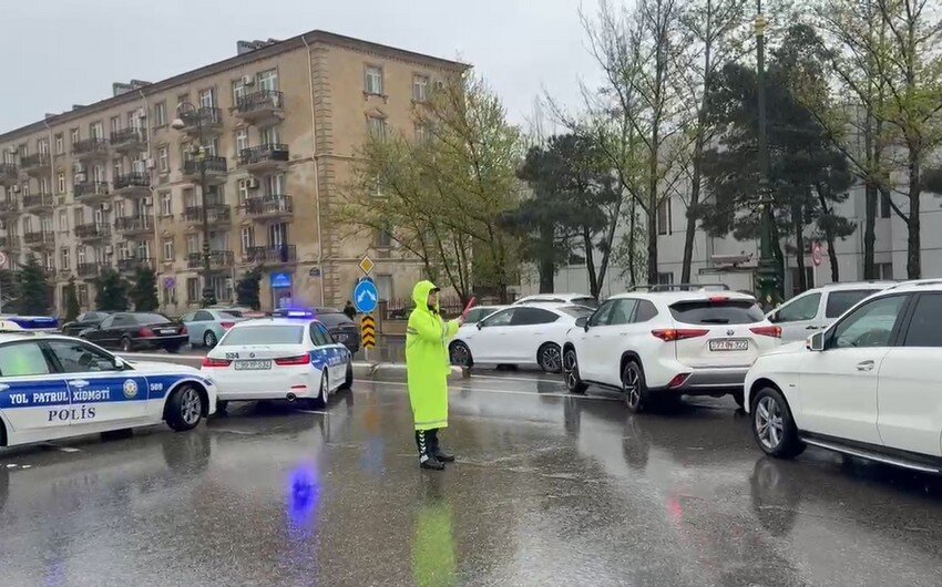 Polis əməkdaşları yolda qalan avtomobillərə köməklik göstərir - YENİLƏNİB