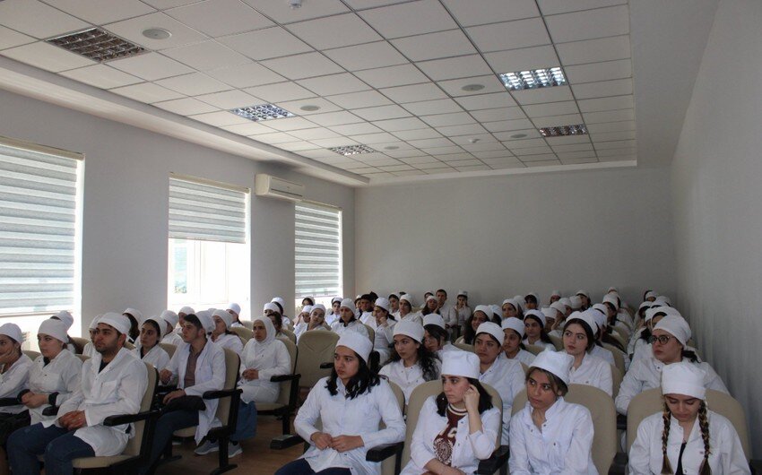 Nazirlik rəsmisi: Bölgələrdə əlavə tibbi kolleclərin açılması üçün təhlillər aparılacaq