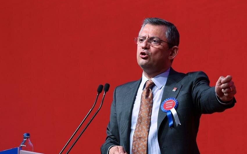 Özgür Özəl yenidən CHP sədri seçilib