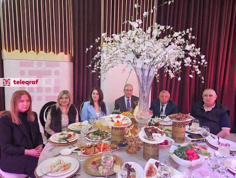 Şərurlu İsfəndiyar siyasətçi və yazarlara bahalı restoranında qonaqlıq verdi