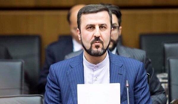 İranlı diplomat Omanda qızıl qələm oğurladı