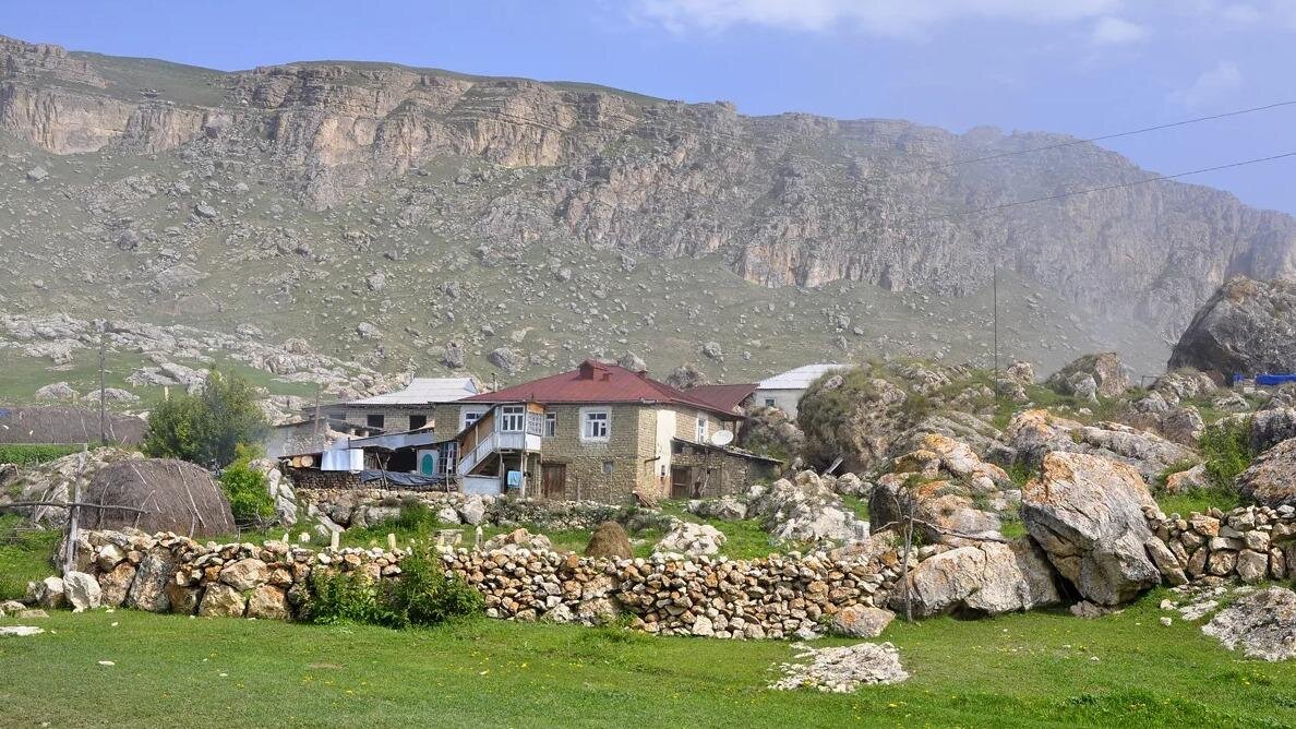 Azərbaycanın rayonlarında sakinlər evlərini tərk edirlər