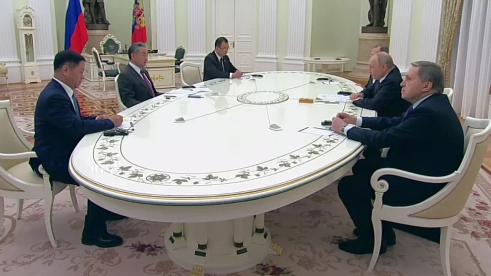 Vanq Yi Kremldə Putinlə görüşüb