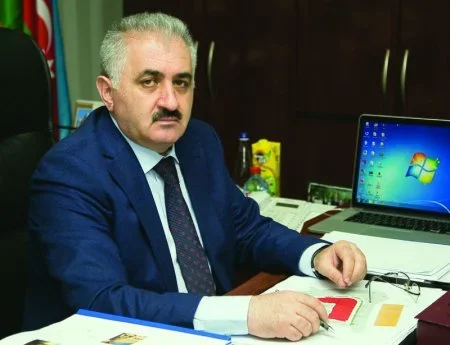 “Azərdövlətlayihə”nin direktoru Müsədin Namazov son model BMW alır