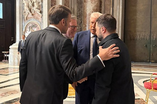 Fransa Papanın dəfn mərasimində Makronun bir jesti ilə qəzəblənib
