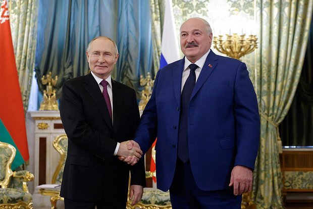 Putin Lukaşenkonu iki ölkə xalqlarının birliyi günü münasibətilə təbrik edib