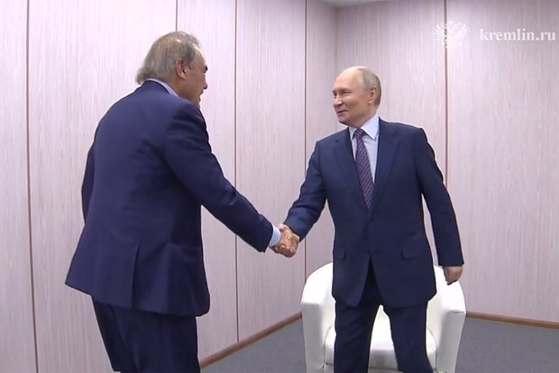 Putin Oliver Stoun ilə görüşüb