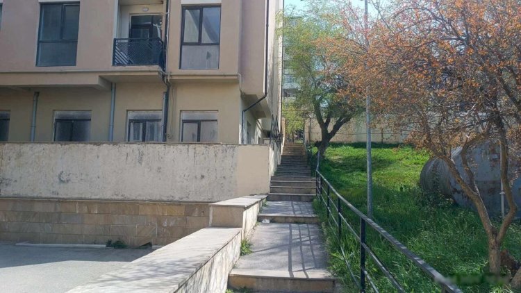 Xətaidə maraqlı olay: Məktəbin həyətində yaşayış binası tikdilər