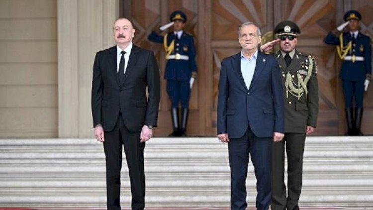 Pezeşkianın arxasında dayanan şəxs kimdir?