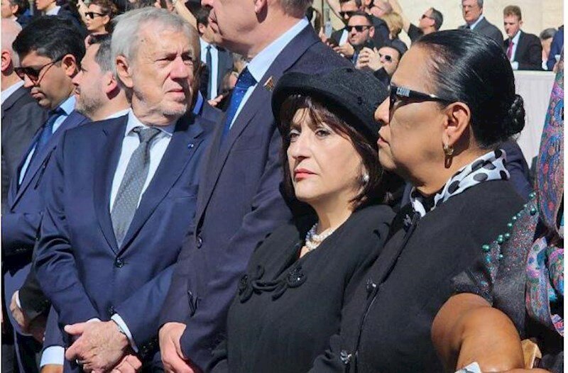 Sahibə Qafarova Papanın dəfnində