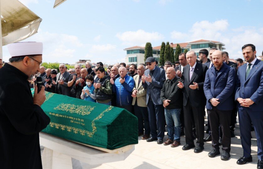 Prezident müəlliminin dəfn mərasiminə qatıldı