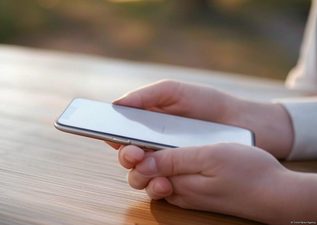 Bu ölkədə məktəblərdə mobil telefondan istifadə qadağan edildi