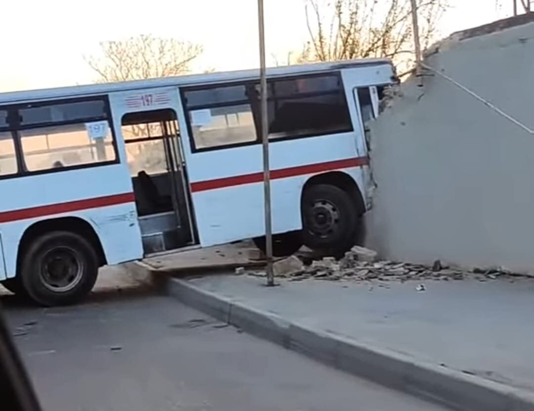 Sərnişin avtobusu hasara çırpıldı-VİDEO
