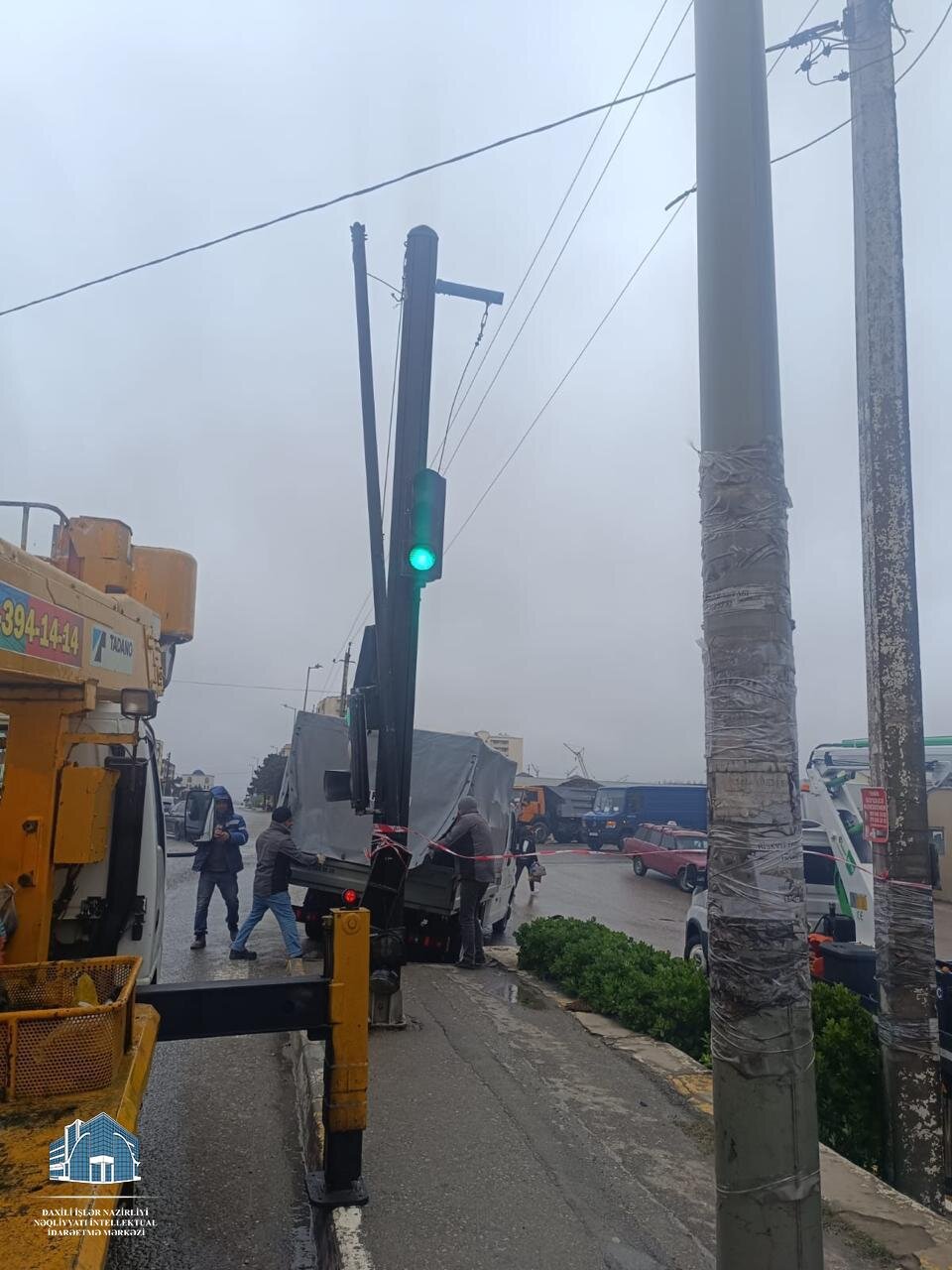 Güclü külək şəhər yollarında bəzi svetoforlara zərər vurub