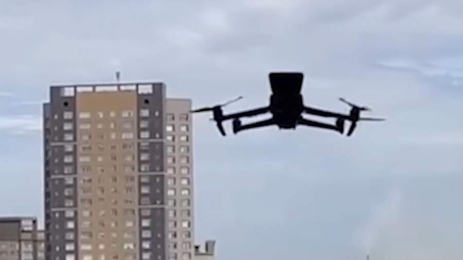 Astanada dron qadından parad zamanı pəncərəni bağlamağı xahiş edir