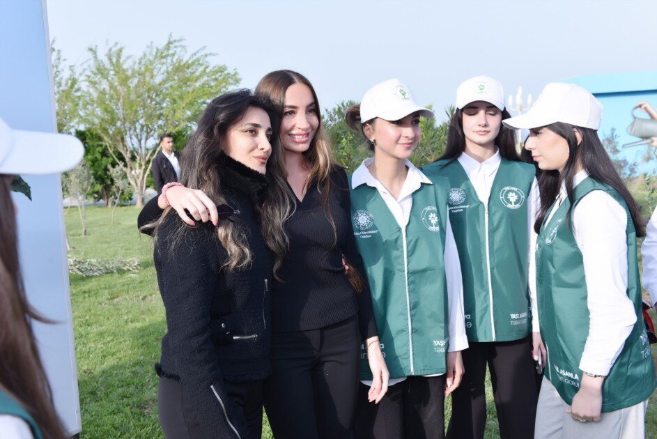 Leyla və Arzu Əliyevalar ağacəkmə aksiyasında