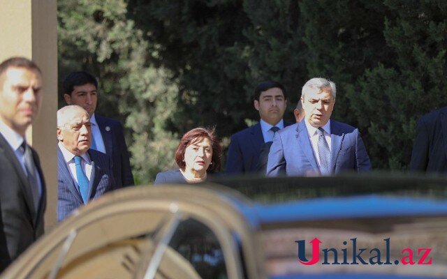 Dövlət rəsmiləri Heydər Əliyevin məzarını ziyarət edirlər - FOTO