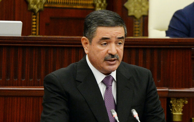 General parlamentdə çıxış edir
