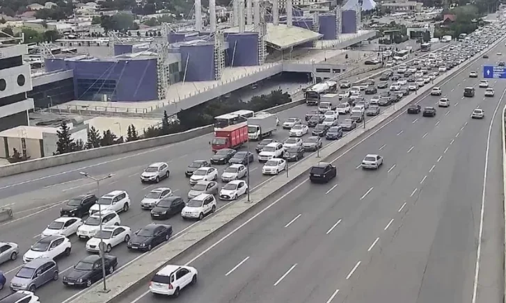 İlk iş günündə 15 yolda tıxac var