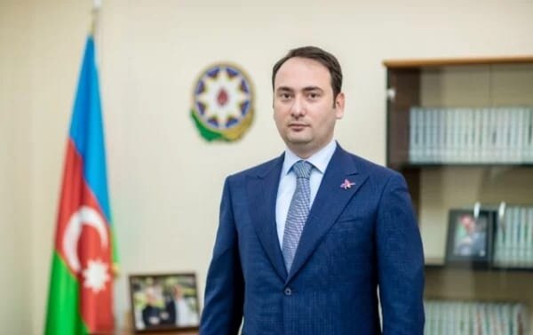 Ağdaşın icra başçısı saçını qırxdırmaq üçün Bakıya bərbərə gedir