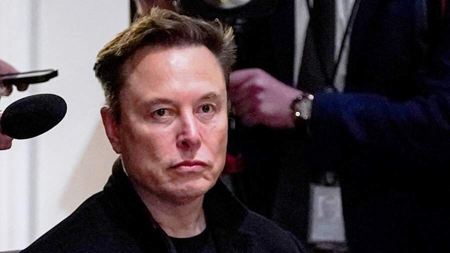 Elon Musk siyasi informasiya sahəsindən itib