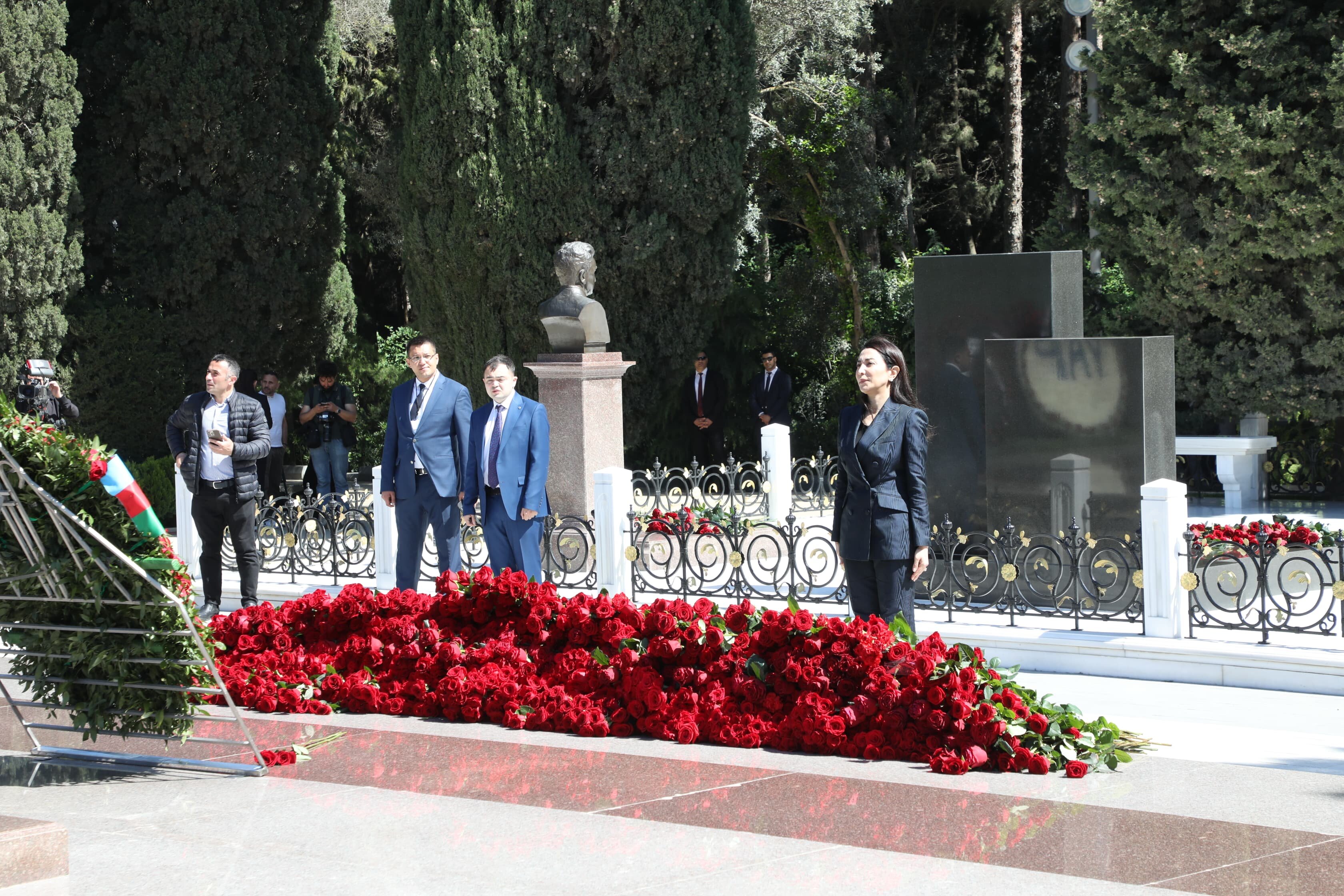 Ombudsman Səbinə Əliyeva və Aparatın kollektivi  Heydər Əliyevin xatirəsini yad ediblər
