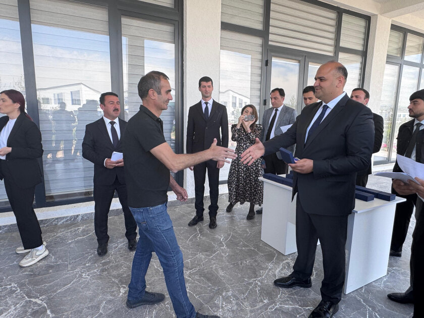 Növbəti köç Ağdamın Kəngərli kəndində: açarlar verildi