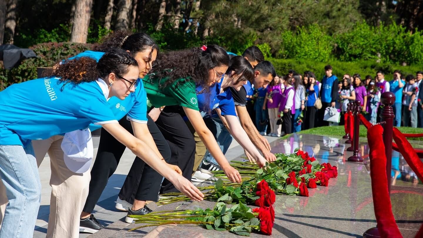 Azərbaycan Könüllüləri Heydər Əliyevin xatirəsini yad etdi (FOTO)