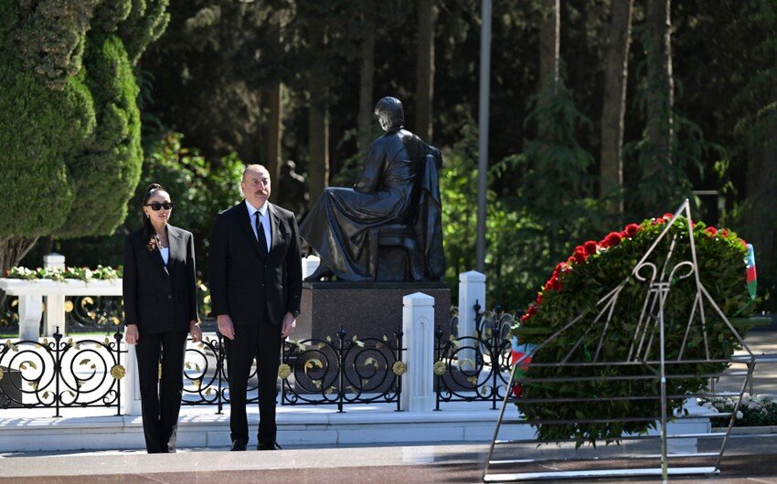 Prezident və xanımı Heydər Əliyevin məzarını ziyarət etdilər