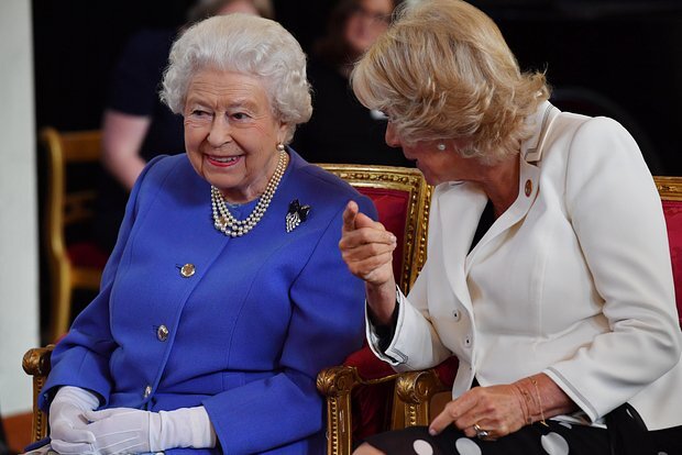 Sarah Ferguson mərhum kraliça II Yelizaveta ilə itləri vasitəsilə əlaqə saxladığını iddia edir