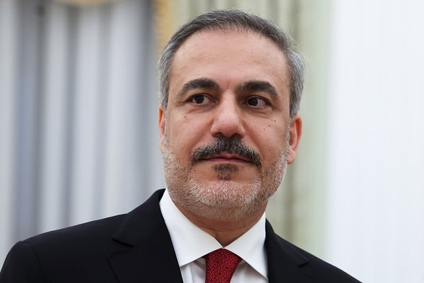 Türkiyənin xarici işlər naziri Fidan açılış nitqindən sonra danışıqlar zalında niyə qalıb?