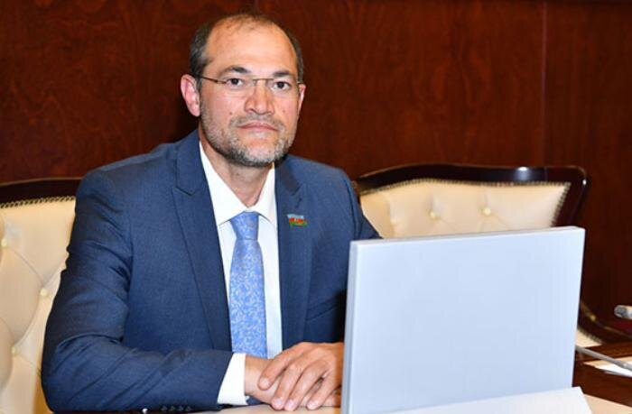 İmişlinin deputatı bayraq skandalından danışdı