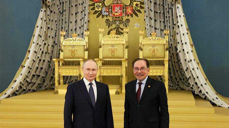 Putin Kremldəki üç taxtla bağlı sualı ilə Malayziyanın baş nazirini güldürüb