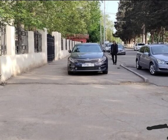 Qazaxda dairə sədri özünü padşah hesab edir