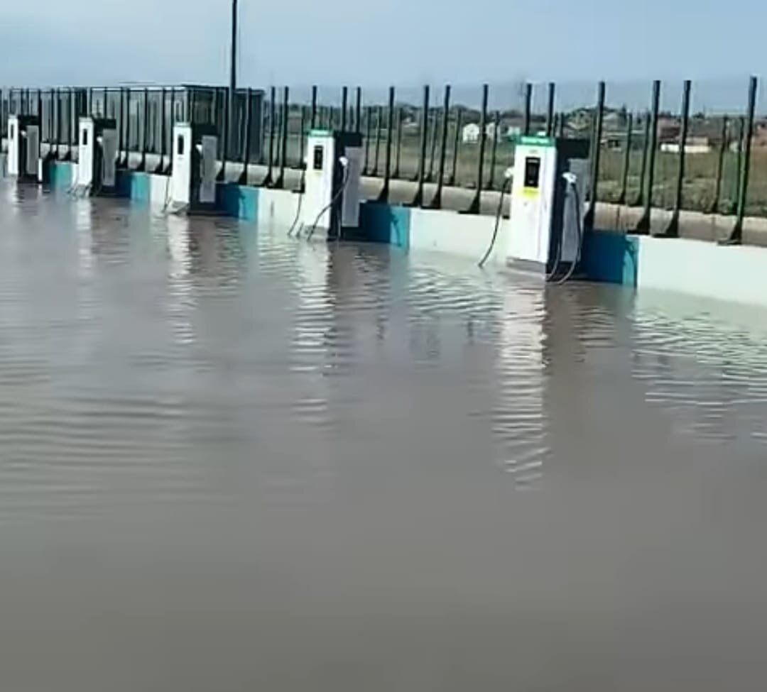 Bakıda elektrikdoldurma məntəqəsini su basdı