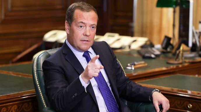 Medvedev bəzi ölkələrin İrana nüvə silahı verəcəklərini açıqladı