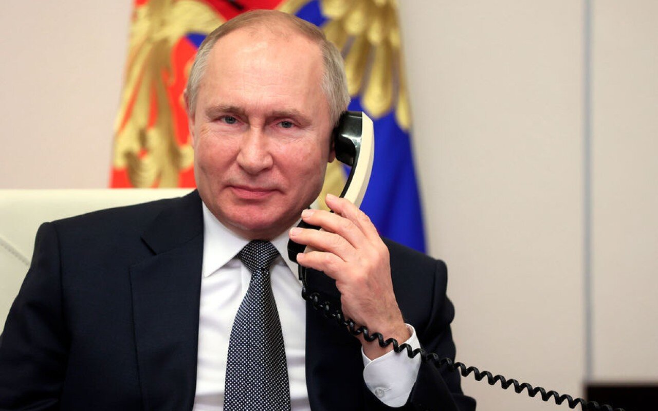 Putin Papa ilə danışdı