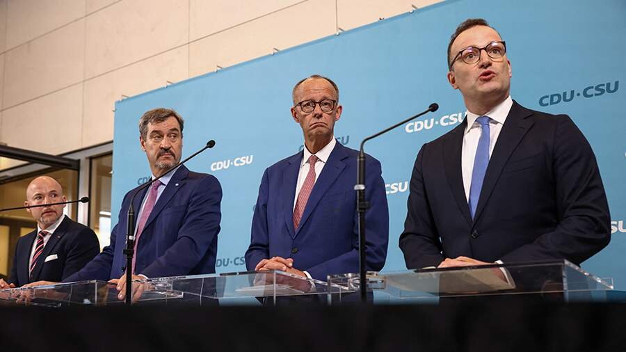 Bundestaq deputatı “Fələstin” köynəyinə görə iclası tərk edib