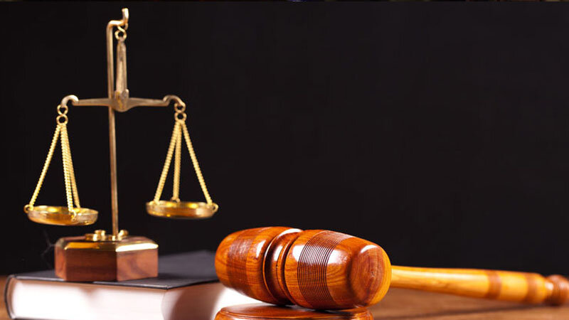 Qayçı ilə sandığı açıb qayınatasının 12 minini oğurlayan gəlinə hökm oxundu
