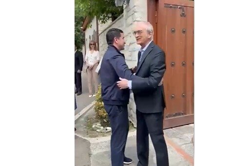Hikmət Hacıyev xarici diplomatlarla birgə Bülbülün ev-muzeyində