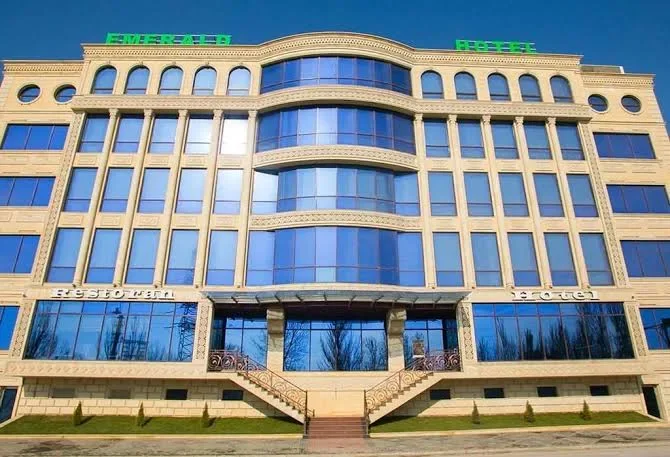 “Emerald” hotelində şok olay: Otağına çağırdığı qadın kişi çıxdı….