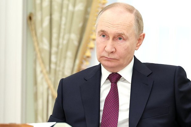 Putin rus dilinin qorunması haqqında qanunu imzaladı, xarici yazıları qadağan etdi