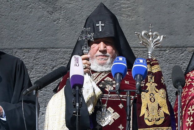Paşinyan erməni kilsəsinin rəhbərini verdiyi andı pozmaqda ittiham edib və istefasını tələb edib